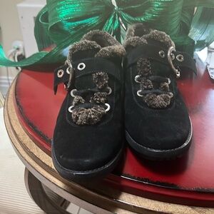 Stuart weitzman black faux inside suede winter shoe